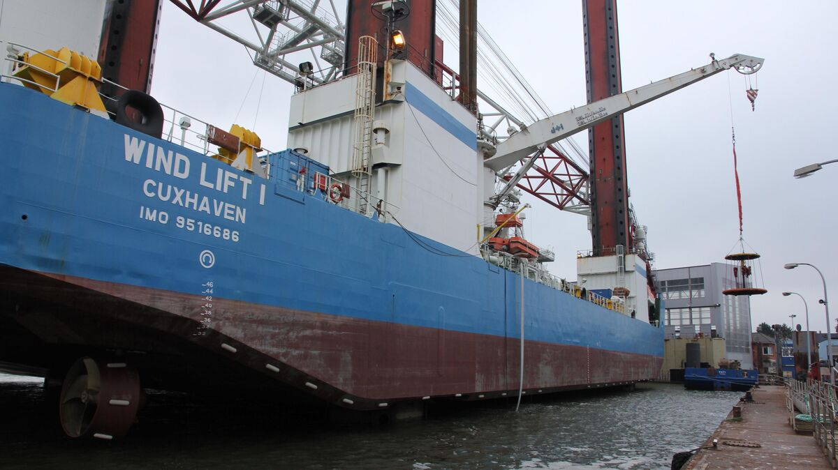 Das Errichterschiff Windlift I ist heute an der Seebäderkaje im Einsatz.
