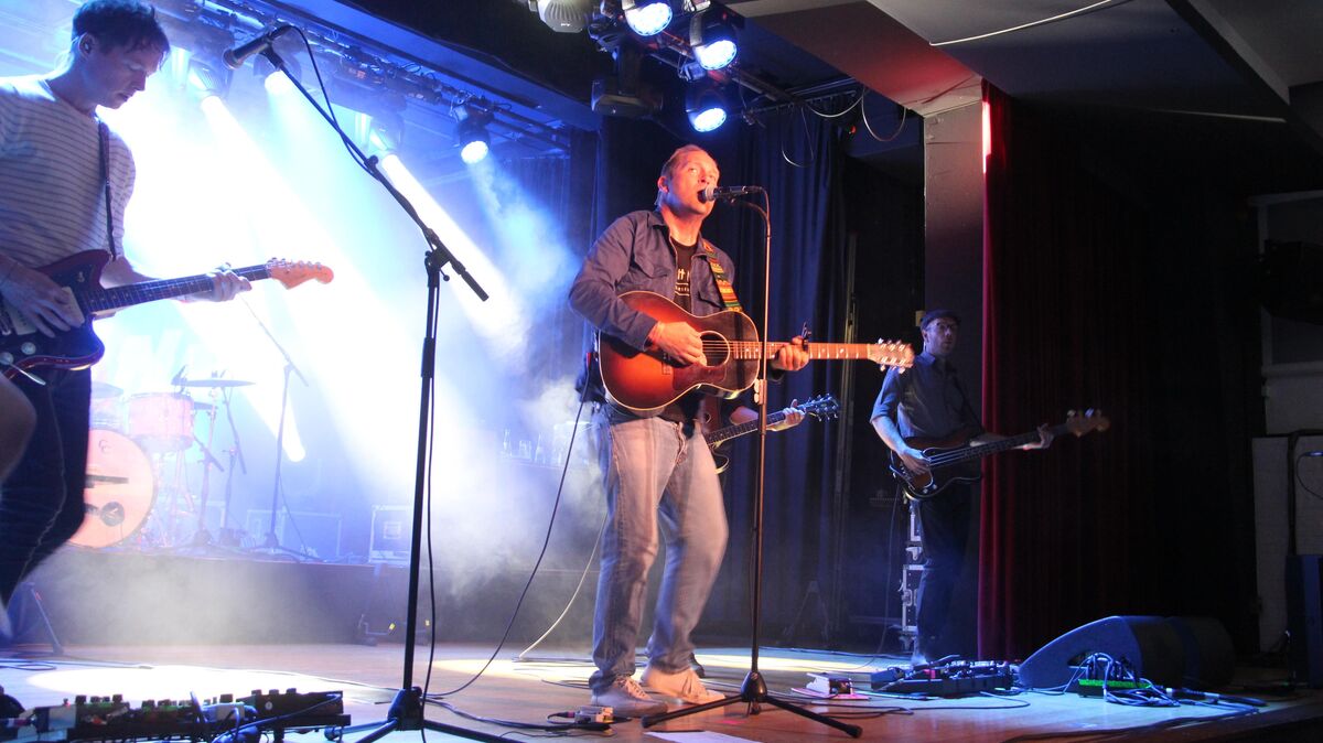 Thees Uhlmann und Band gebeiserten beim Konzert in der Helgoländer Nordseehalle. Foto: Kramp