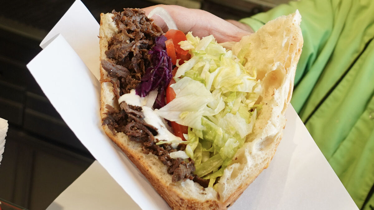 Brot, Fleisch, Salat: Für viele kann es kein besseres Fast Food geben als einen Döner. Den Namen darf er aber nur unter bestimmten Bedingungen tragen. Foto: Jörg Carstensen/dpa