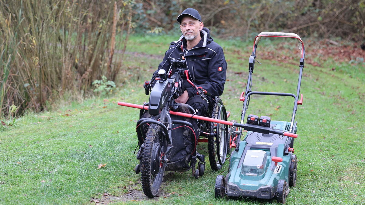 Rollo, der engagierte Rollstuhlfahrer, hat sich eine eigene Konstruktion gebaut, um mit dem Rasenmäher die kleine Grünanlage hinter dem Ritzebütteler Marktplatz zu pflegen. Fotos: May