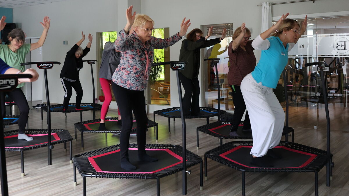 Auch wenn es anstrengend ist, machen den Teilnehmerinnen der Reha-Sportgruppe die Übungen mit dem Trampolin am meisten Spaß. Foto: May