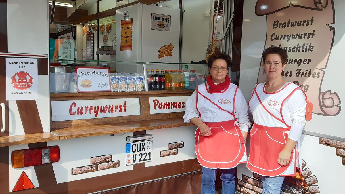 Die Schaustellerinnen Virginia Lenzsch (links) und ihre Tochter Jasmin Hinsch betreiben zusammen einen Imbiss-Stand und sind froh, dass sie mit ihrem Stand nach der Zwangspause durch die Corona-Pandemie wieder durch die Region fahren können. Foto: Steffens 