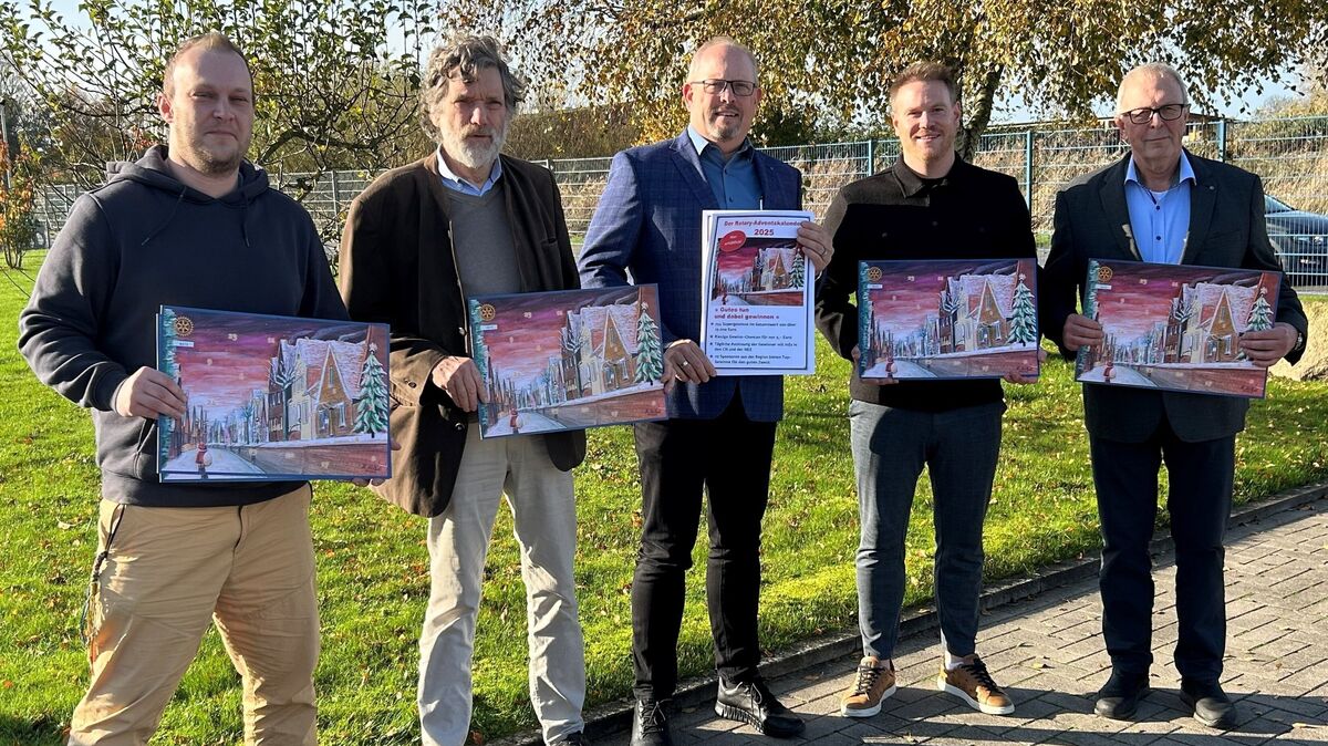 Der neue Rotary-Adventskalender ist jetzt zu haben: er wird präsentiert vom Künstler Nils Mette, Gebhard von der Wense und Normen Herting (Rotary), Domenik Meyer (Touristik Schröder) und Reinhard Hagenah (Rotary). Foto: Rohde