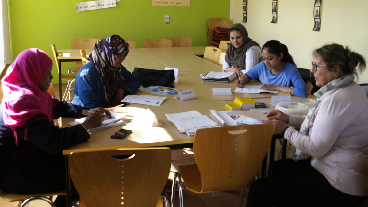Flüchtlingsinitiativen bieten verschiedene Unterstützungen an - unter anderem gibt es beim „Offenen Herz Altenwalde“ einen Sprachkurs für Geflüchtete. Foto: Reese-Winne