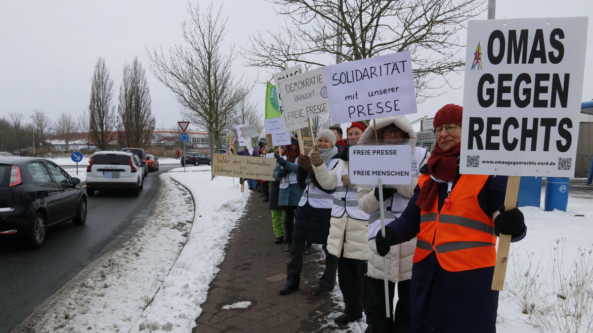 Die Cuxhavener "Omas gegen Rechts" und Unterstützer zeigten auch an den Zufahrten zum Kreisel an der Abschnede selbstgemalte Schilder. Foto: Koppe
