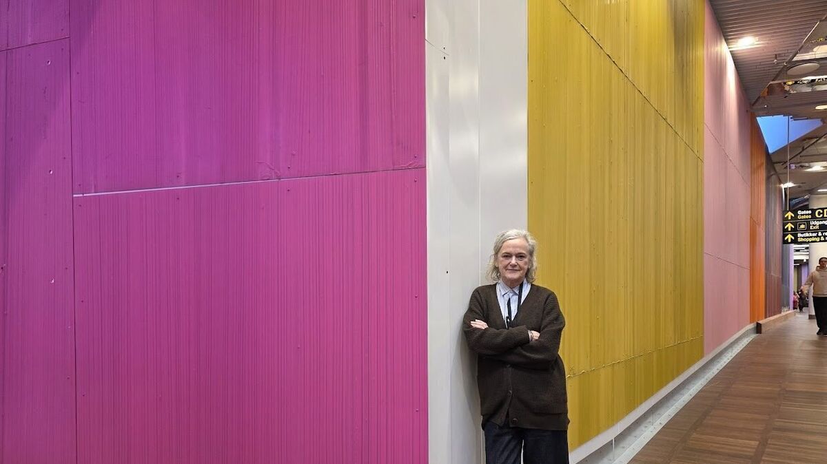 Ruth Campau am Kogenhagener Flughafen vor ihrem Kunstwerk. Foto: Wilko Austermann