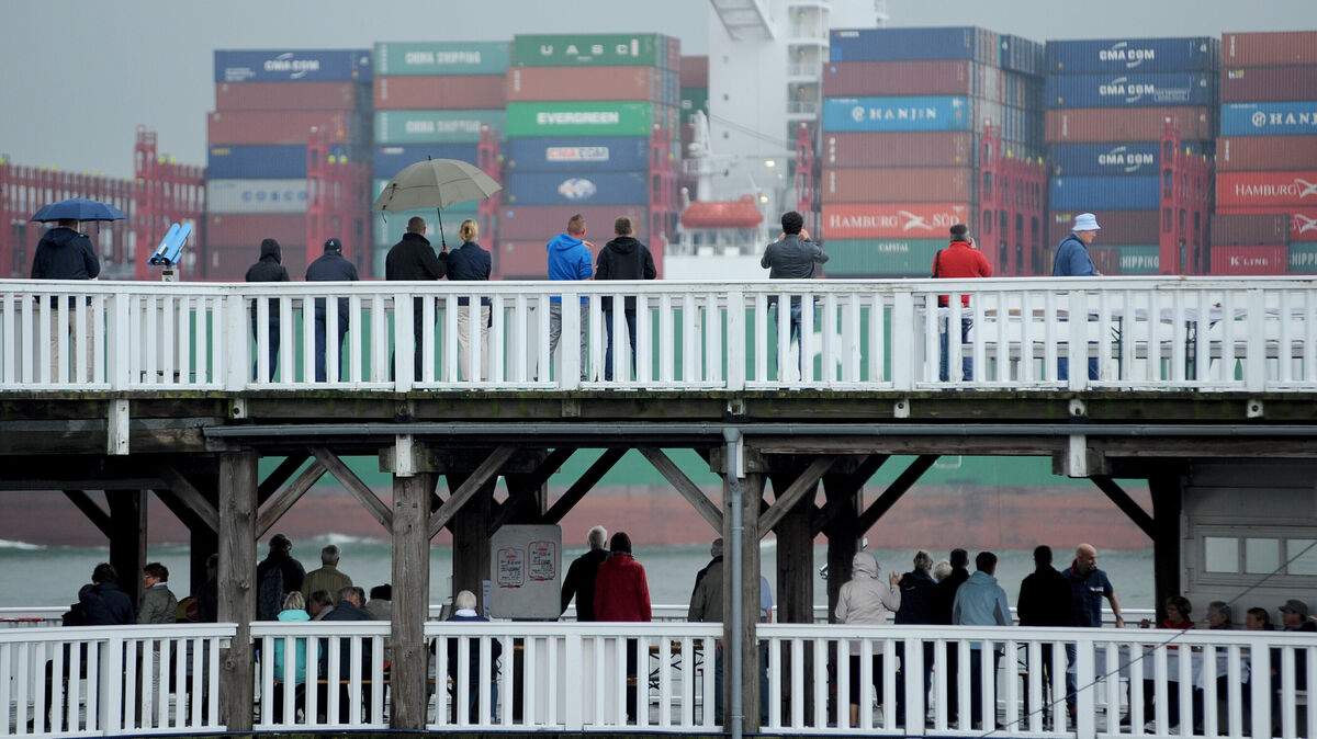Unterzeichner einer Petition setzen sich für das Oberdeck der Alten Liebe ein. Den Kompromissvorschlag der Hafengesellschaft NPorts lehnen sie ab. Foto: Wagner/dpa