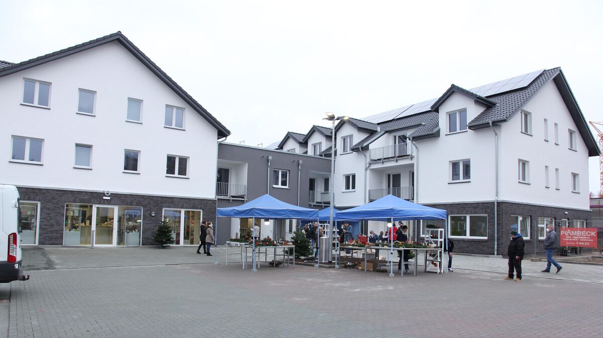 Im Laufe des Vormittags füllte sich der Platz vor dem Neubau. Im Erdgeschoss sind die Betriebsräume. Foto: Sassen