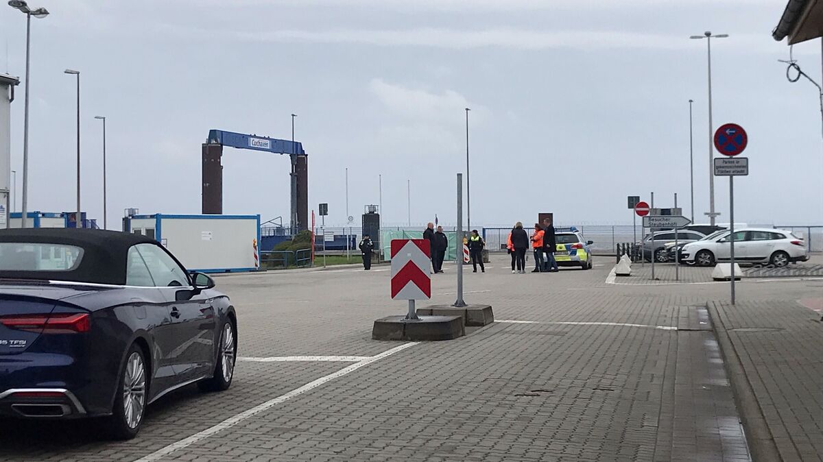 Polizeiaktion am Steubenhöft: Zurzeit ist kein Zugang möglich, weil ein herrenloser Koffer aufgefunden wurde. Foto: Reese-Winne