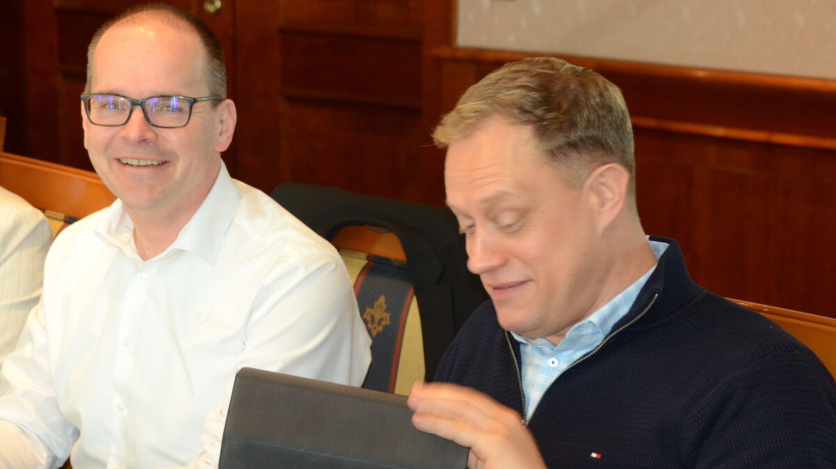 Der Vorsitzende der SPD-Landtagsfraktion, Grant Hendrik Tonne (l.) mit dem Abgeordneten Wiard Siebels beim Abschluss der Fraktionsklausurtagung in Cuxhaven-Duhnen. Foto: Rohde