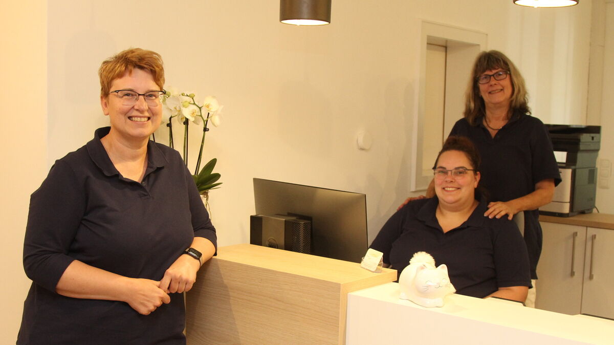 Hausärztin Martina Beck (l.) ist angekommen und fühlt sich wohl mit den Menschen in Norddeutschland. Für Konstanz stehen die erfahrenen Medizinischen Fachangestellten Jana Blohm (vorn) und Andrea Schmidt. Foto: Reese-Winne