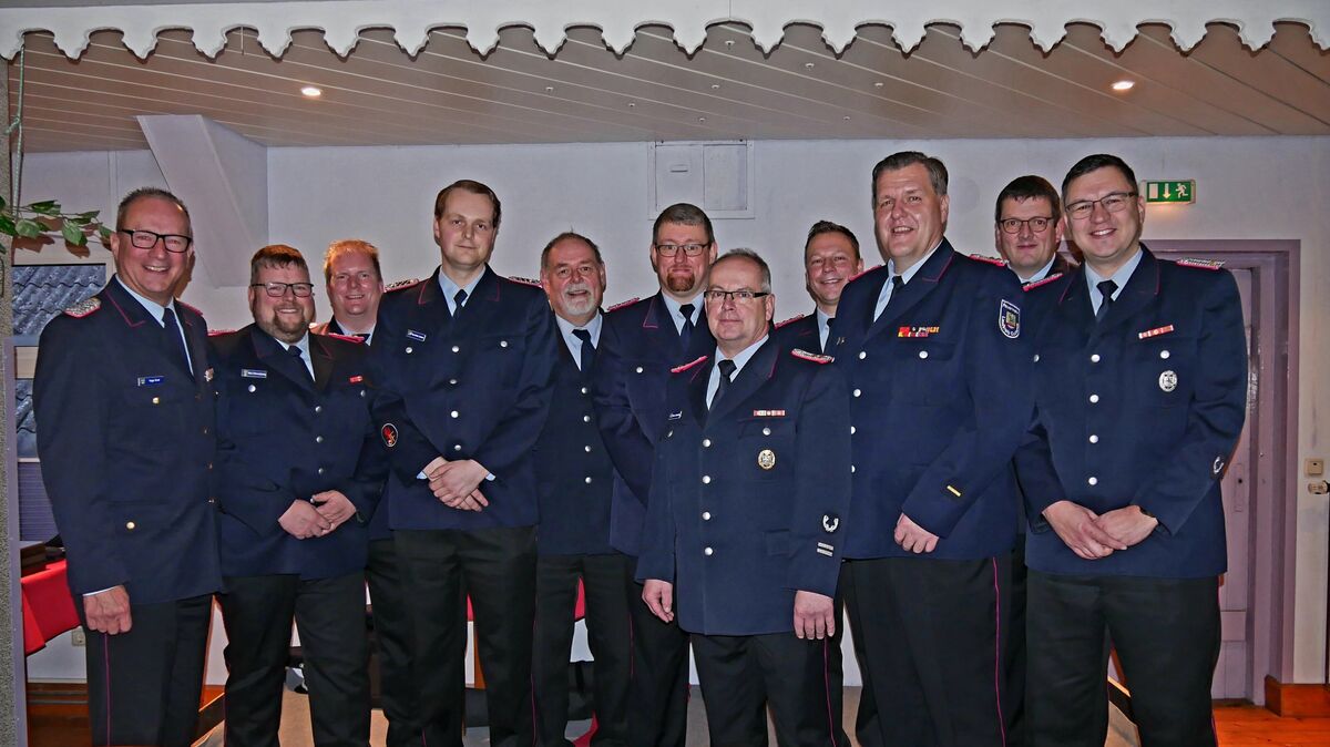 Abschnittsleiter Ingo Graf (links) sowie die Gemeindebrandmeister zusammen mit den ernannten und beförderten Feuerwehrmitgliedern und dem Gastgeber der Feuerwehr Neuenkirchen, Sascha Gnatenko (rechts). Foto: Lange