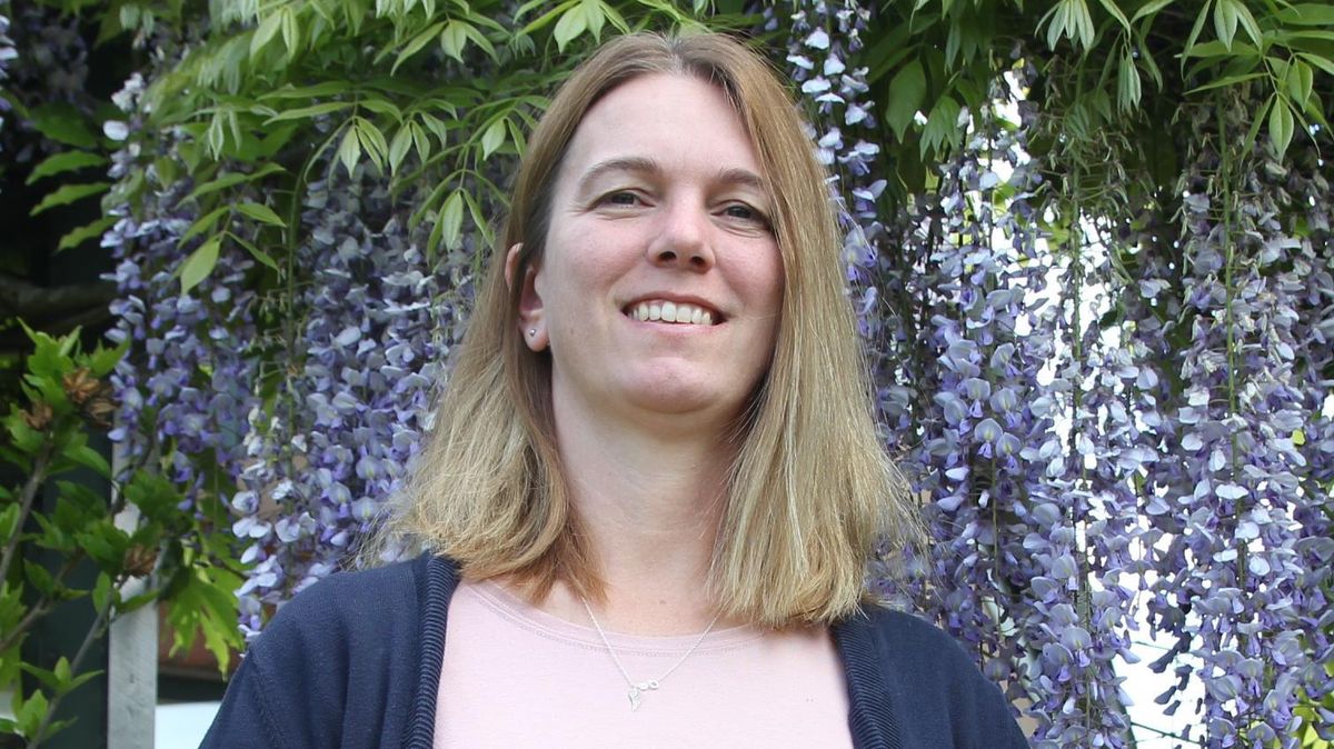 "Ich bin ein echtes Ostener Urgestein", sagt Nina Göpel, die gerne in Osten lebt: "Hier auf dem Dorf ist es einfach sehr persönlich." Foto: Grewe