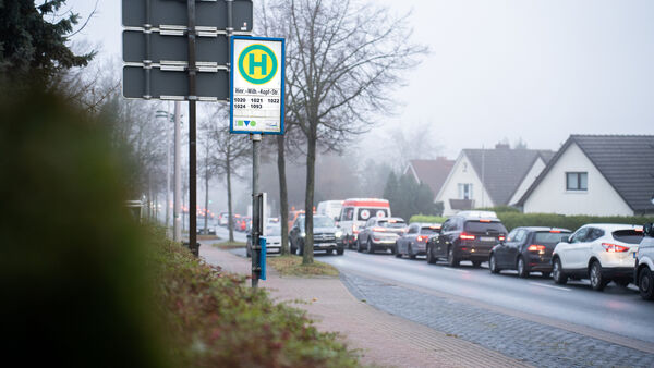 Mit dem Bus durch Altenwalde: Wie die Sperrung der A27 Pendlern den Alltag erschwert