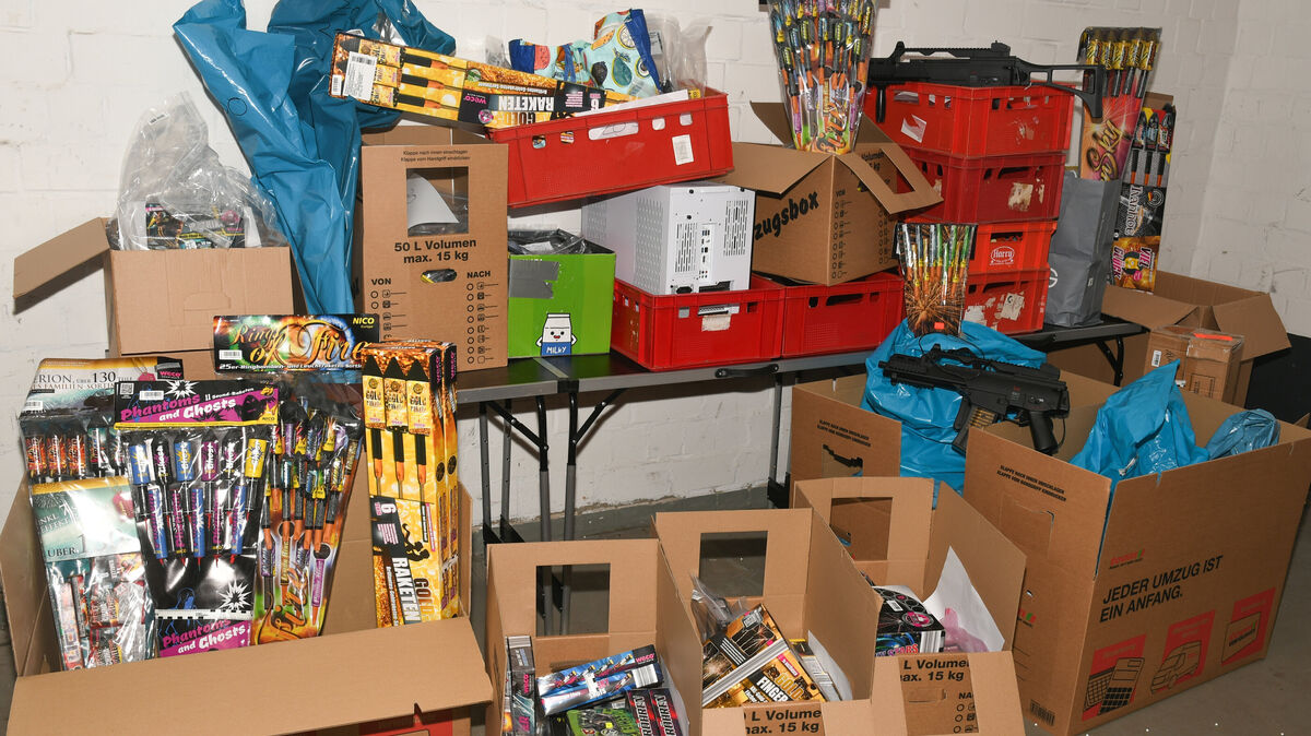 Die Zusammenstellung der bei der Durchsuchung gefundenen Gegenstände. Foto: Polizei Cuxhaven