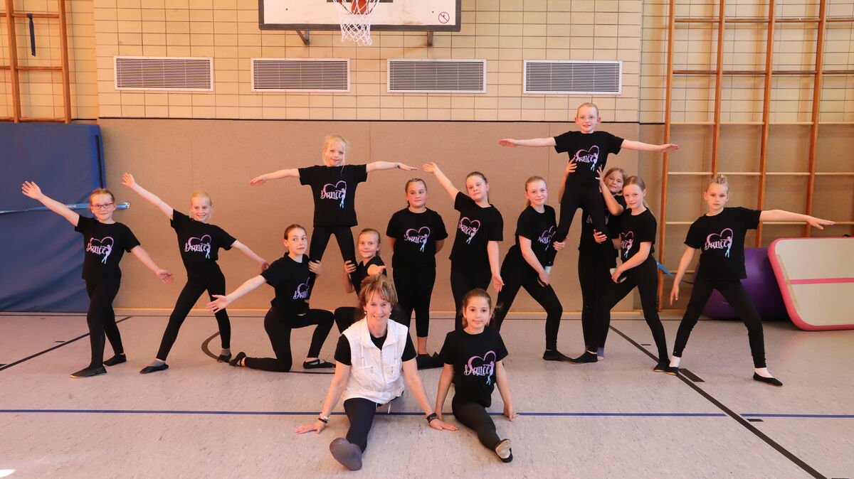 Sabine Lenz-Breuer mit ihren Dance Kids. Die Gruppe wird beim Eröffnungsbild der 20. Cuxhavener Sportgala am 8. November in der Cuxhavener Rundturnhalle im Einsatz sein. Foto: Witthohn