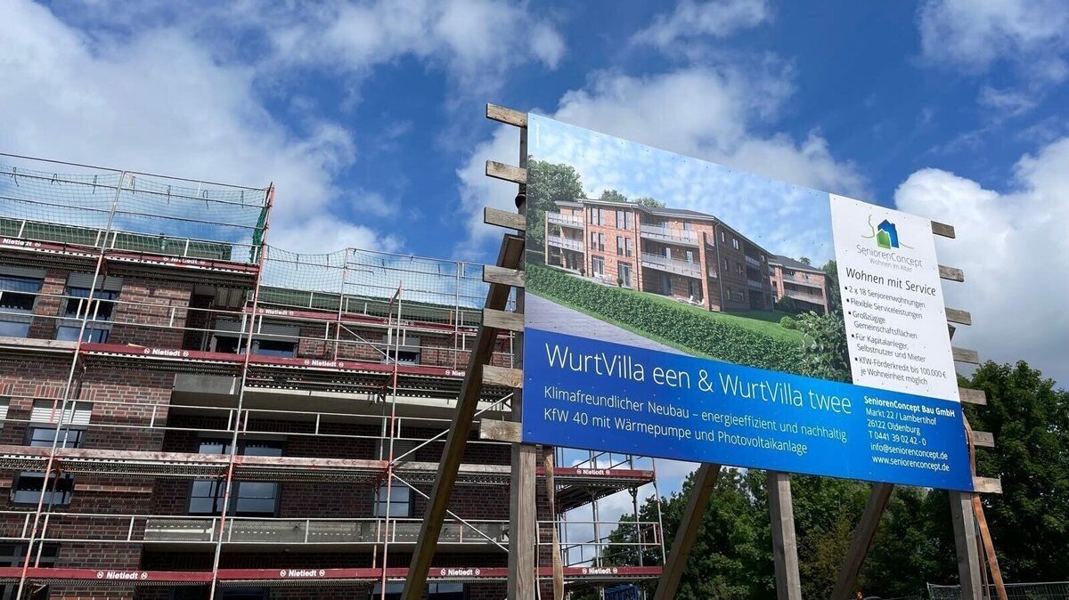 In den beiden Gebäuden an der Stader Straße entstehen 36 Wohnungen für Senioren in Otterndorf. Foto: Kramp