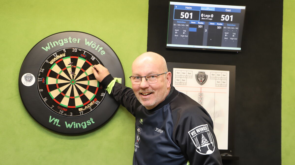 Jochen Mencke, der Abteilungsleiter der Wingster Wölfe,  freut sich schon auf die Zeit, wenn er wieder aktiv an das Darts-Board schreiten kann. Foto: Witthohn