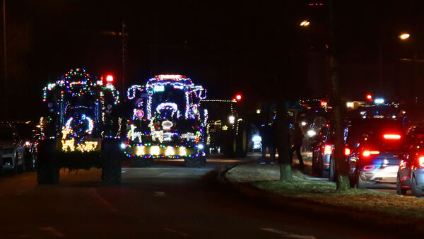 Cuxhaven leuchtet: Lichterfahrt mit rund 75 bunten Traktoren begeistert Zuschauer