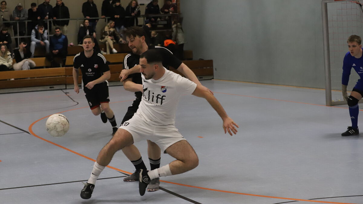Muhammed-Can Bozkurt von den Sportfreunden Sahlenburg (weißes Trikot) versucht sich in dieser Szene, gegen die Abwehr des TSV Sievern durchzusetzen. Sahlenburg gewann das Drei-Tannen-Turnier erneut. Foto: Witthohn