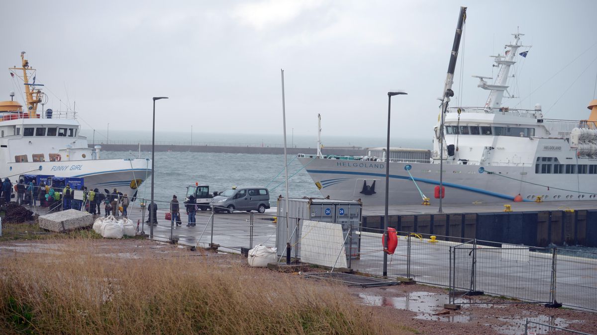 Die "Helgoland" (r.) bleibt mit technischen Problemen liegen. Als Ersatz springt die "Funny Girl" (l.) ein. Foto: red