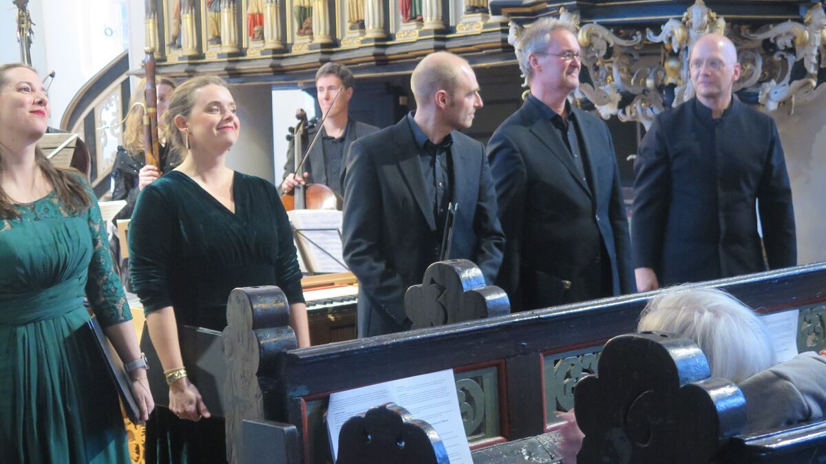 Minutenlanger Beifall für Sopranistin Catherina Witting (v.l.), Altistin Anna Maria Torkel, für den Tenor Nils Giebelshausen, den Bassisten Andreas Heinemeyer und den Dirigenten Hansjörg Albrecht sowie Musikerinnen und Musiker von NDR Barock. Foto: Cordes