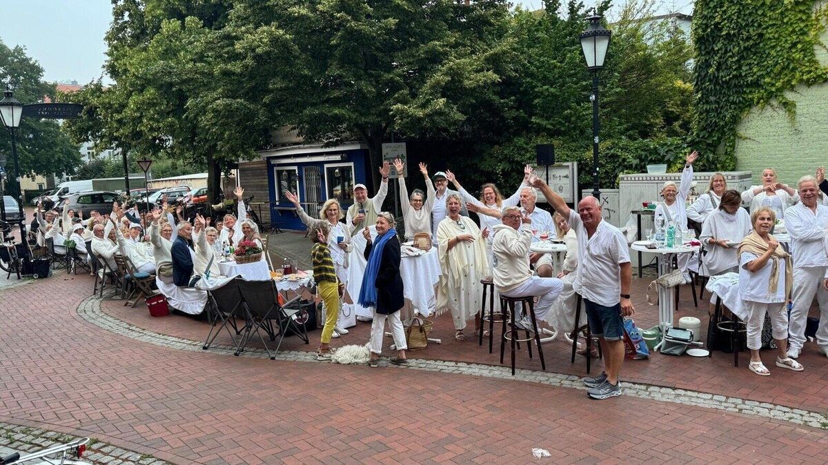 Das "Dinner in White" auf dem Magda-Roos-Platz im Lotsenviertel. Foto: Ralf Kiwit