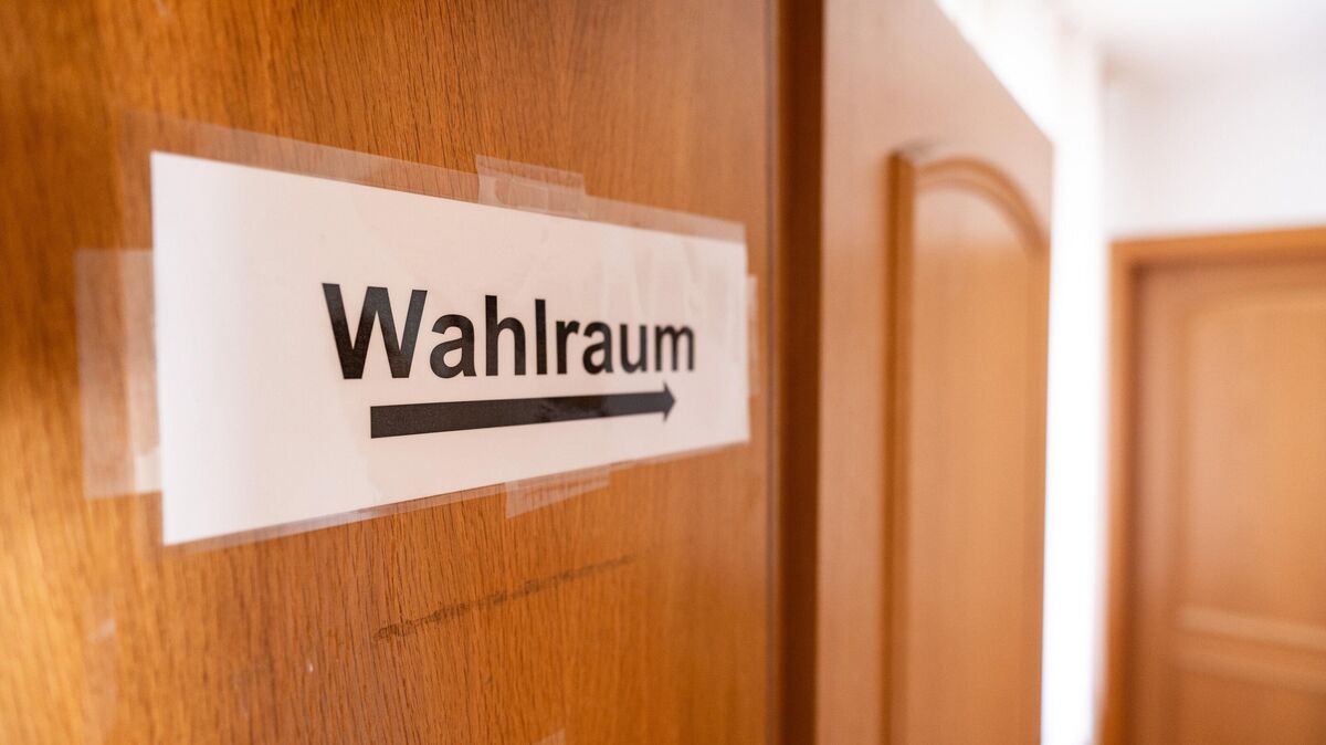 Am Sonntag wird gewählt. Wer nicht die Briefwahl nutzt oder genutzt hat, aber seine Stimme abgeben möchte, sucht das Wahllokal auf. Die Wahlräume sind von 8 bis 18 Uhr geöffnet. Direkt im Anschluss wird ausgezählt. Foto: Silas Stein/dpa