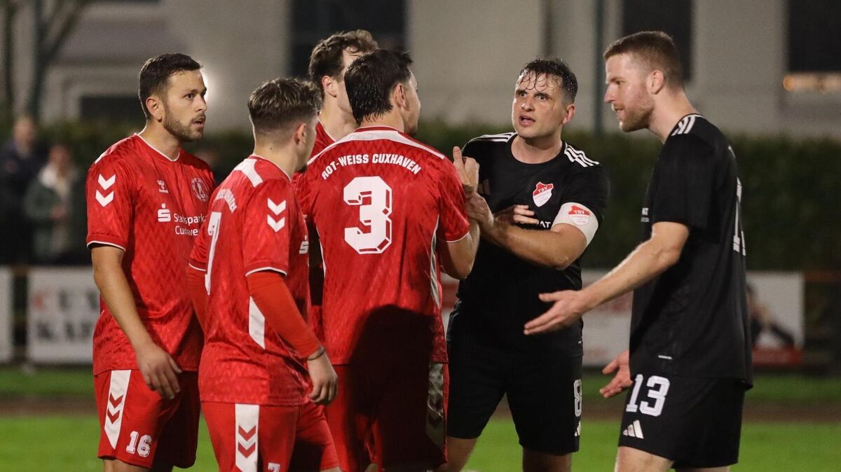 In der Schlussphase wurde es noch einmal hitzig im Derby zwischen Rot-Weiss Cuxhaven und dem TSV Altenwalde. Beide Teams lieferten sich aber insgesamt ein faires Duell. Foto: Unruh