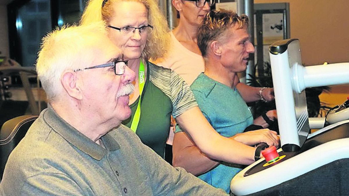 Eckhard Christiansen (Vorsitzender Kneipp-Verein Cuxhaven) probiert gerne das digitale Fitnessgerät aus. Ihm zur Seite stehen Suzanne Winkler, Bettina Brüning und Jörg Winkler (von links). Foto: Giesecke