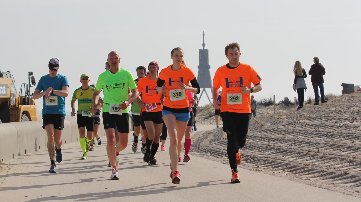 Ein Lauf vor besonderer Kulisse: Der Cuxhaven Marathon zieht Jahr für Jahr zahlreiche Sportbegeisterte an die Küste. Foto: Unruh