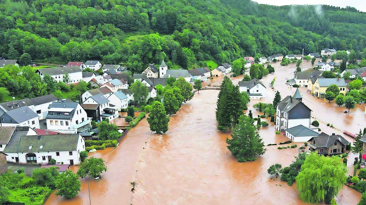 So sah es noch Mitte Juli in vielen Orten des Kreises Vulkaneifel (Rheinland-Pfalz) aus. Für die Bewohnerinnen und Bewohner änderte sich von einer auf die andere Minute ihr Leben. Viele Menschen leiden noch heute psychisch unter den Folgen der Flutkatastrophe. Foto: Kevin Köppe