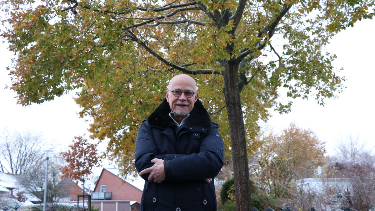 Christian Behm fühlt sich am Scharhörner Ring eigentlich wohl. Aber die Hinterlassenschaften und Auswüchse der 40 Jahre alten Eichen bringen ihn und die anderen Anwohner allmählich auf die Palme. Fotos: Mangels