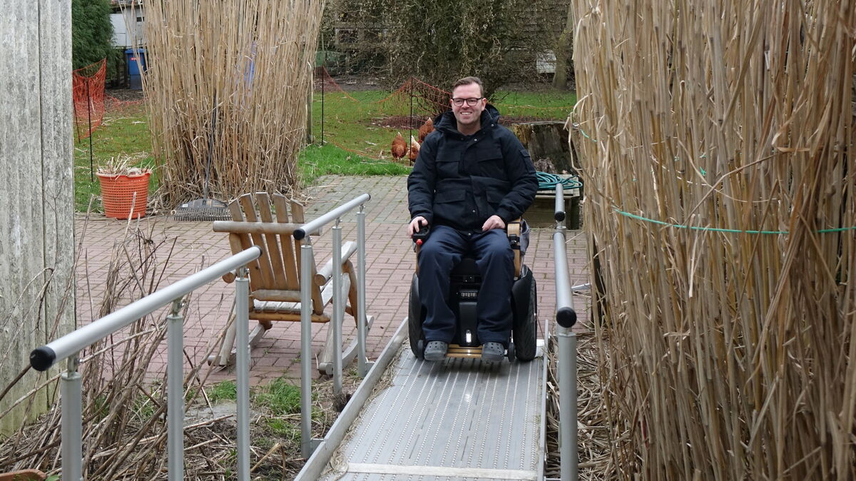Sogar der Weg ins Haus - über zwei Rampen - ist für Nico Albers mit dem neuen Rollstuhl einfacher geworden. Foto: Grell