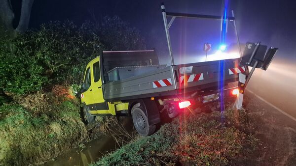 Unfall bei Oberndorf: Transporter landet im Graben - Helfer in falschen Ort alarmiert