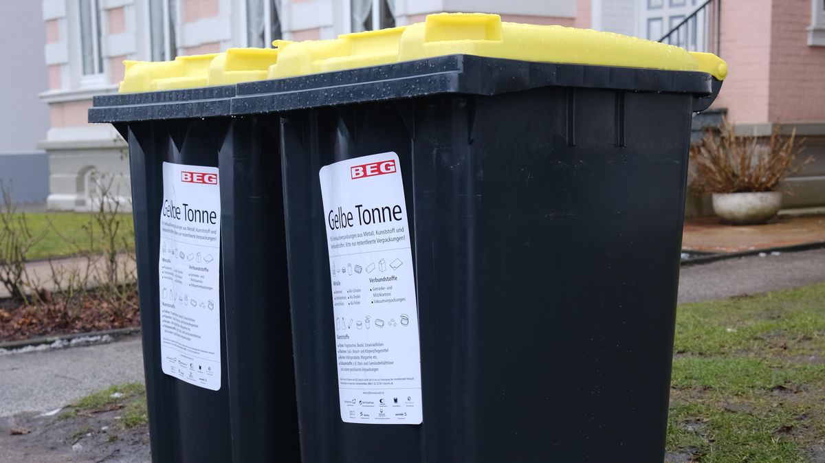 Neue Gelbe Tonnen wurden im Stadtgebiet auch an Haushalte ausgegeben, die bereits feste Sammelbehälter besaßen. Warum jene nicht weiterbenutzt werden dürfen, leuchtet kaum jemandem ein. Foto: Koppe