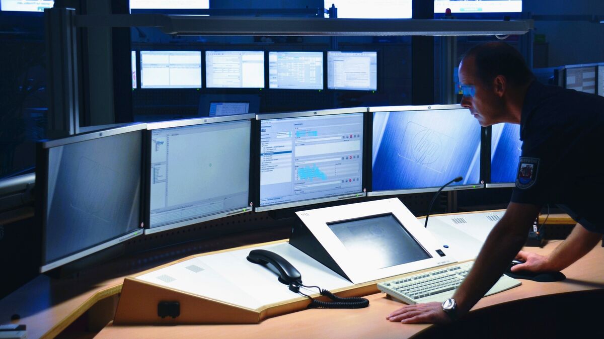 In der Leitstelle in Bremerhaven laufen die Informationen für die Einsätze von Rettungsdienst und Feuerwehr für die Stadt Bremerhaven, den Landkreis Osterholz und das Landgebiet in Cuxhaven zusammen. Bislang ist die Stadt Cuxhaven noch außen vor. Und es deutet sich auch nicht an, dass sich an dieser Doppelstruktur kurzfristig etwas ändert. Archivfoto: Egbert Schröder