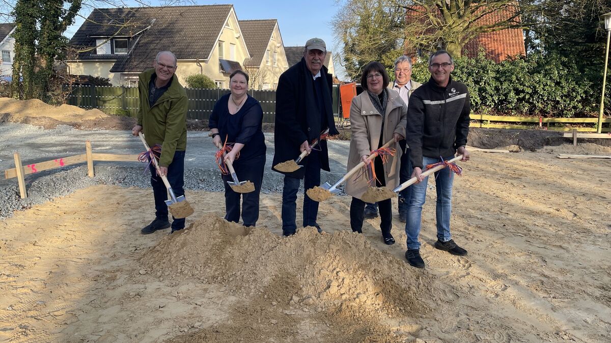 Erster Spatenstich für das neue Pfarrhaus am Königshof mit Sieghard Haude,  Alexandra Marx (Kirchenvorstand), Ernst-Wilhelm Hoffmann, Kerstin Tiemann, Friedo Wege (Kirchenkreis-Bauauschuss) und Tomas Zobel (v.l.). Foto: Reese-Winne