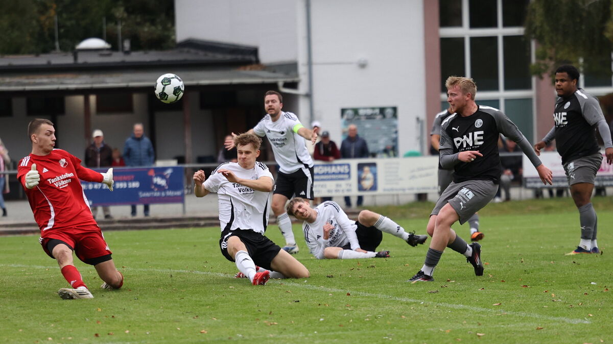 Cuxhavens Niklas Menke hat sich in dieser Saison zum Torjäger entwickelt: Mit 15 Treffern ist er der beste Angreifer seines Teams. Das liegt vor allem daran, dass er deutlich offensiver agiert als noch in den Jahren zuvor. Foto: May