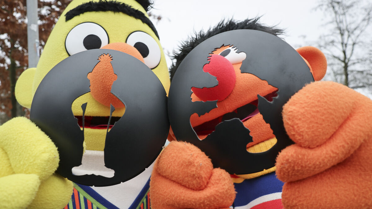 Die lebensgroßen Figuren von Ernie und Bert aus der Sesamstraße bei der Montage und Einweihung einer Fußgängerampel in Hamburg. Foto: dpa/Christian Charisius