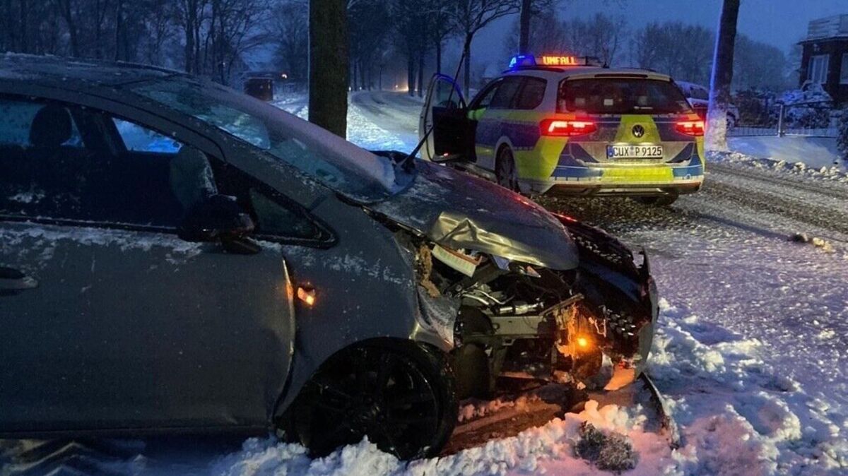 Der Autofahrer wird bei dem Unfall verletzt. Foto: Mangels