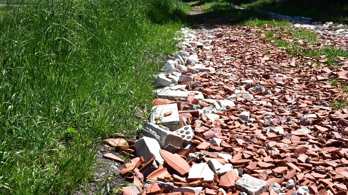Kalksandstein-Lochsteine und Dachziegel: Auf dem Wirtschaftsweg am "Aßbüttler Moor" zwischen Lüdingworth und Wanna soll diese Kombination für eine bessere Befahrbarkeit sorgen. Foto: Schröder