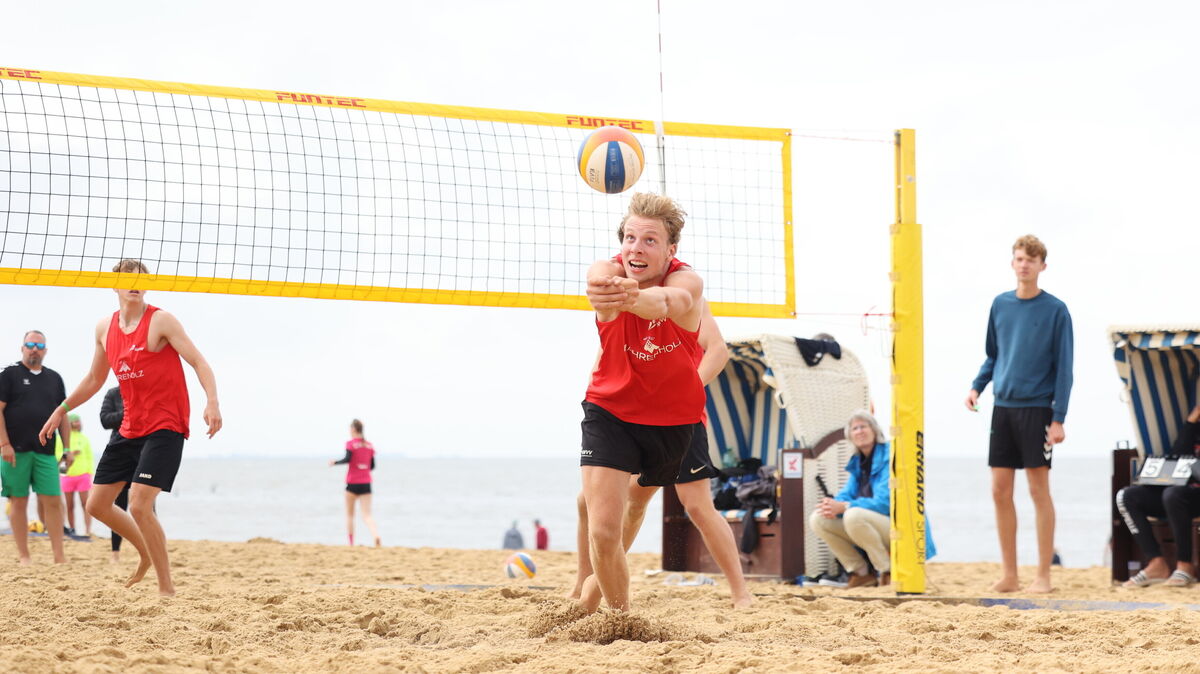 Jeder Ball wurde umkämpft: Trotz schwieriger Bedingungen boten die Teams hochklassigen Beachvolleyball. Foto: May