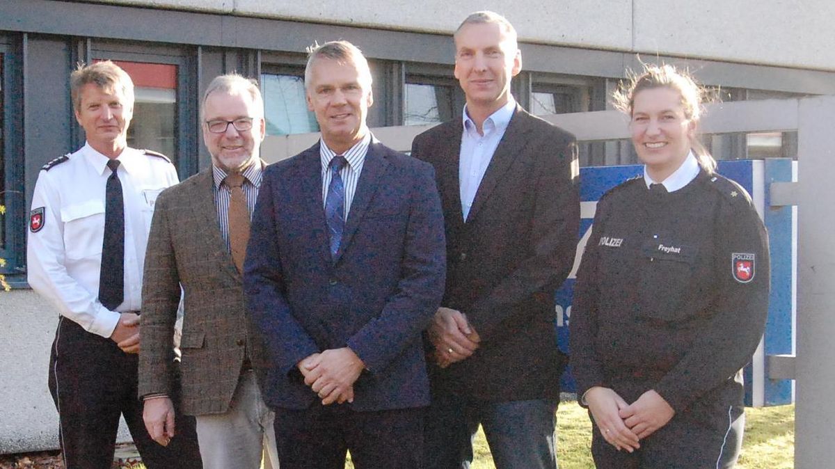Gingen gemeinsam durch die Polizeiinspektion Cuxhaven (v.l.): Karsten Schrader, Leiter Einsatz- und Streifendienst in Cuxhaven, Johann Kühme, Polizeipräsident der Polizeidirektion Oldenburg, Axel Brockmann, Landespolizeipräsident, Cuxhavens Inspektionsleiter Arne Schmidt und Ilka Freyhat (Leiterin Einsatz in Cuxhaven. Foto: Polizei