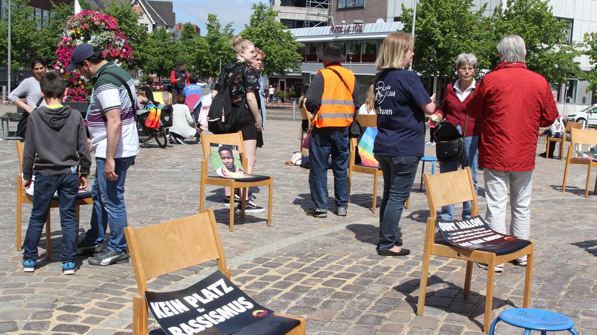 Etliche Besucherinnen und Besucher wurden aufmerksam, kamen näher und nahmen sich die Zeit für ein Gespräch auf dem Kaemmererplatz - eine der seltenen Gelegenheiten in den vergangenen Monaten. Auch wenn es auf dem Foto anders wirken mag: Abstände wurden eingehalten. Foto: Reese-Winne
