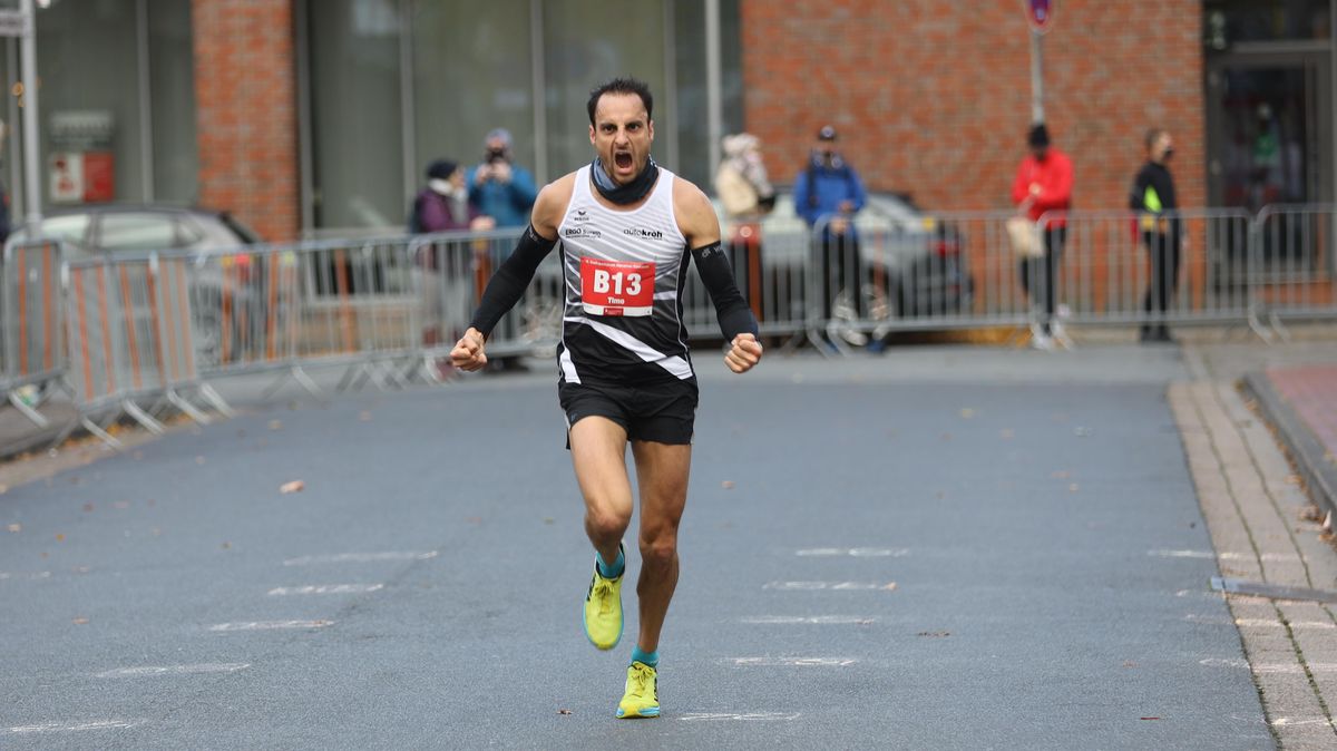 Timo Böhl schreit seine Freude heraus. Der 32-jährige Triathlet gewann über die Marathon-Distanz mit neuem Streckenrekord. Foto: Unruh