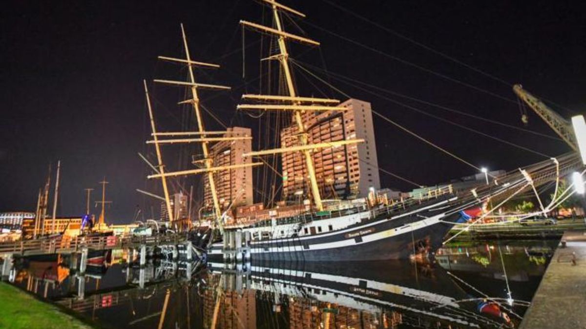 Die Seute Deern, eines der Wahrzeichen in Bremerhaven, geriet im August plötzlich in Schieflage und drohte zu sinken. Archivfoto: Scheschonka