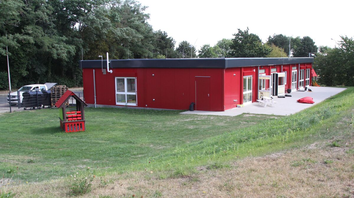 Seit 2019 bestimmt die Modul-Kita in Altenwalde an der Ecke Hinrich-Wilhelm Kopf-/Hauptstraße das Bild. Dass sie auf der Grundlage von Containern errichtet wurde, sieht man ihr nicht an. Nun wird der Umzug nach Groden angepeilt. Foto: Reese-Winne