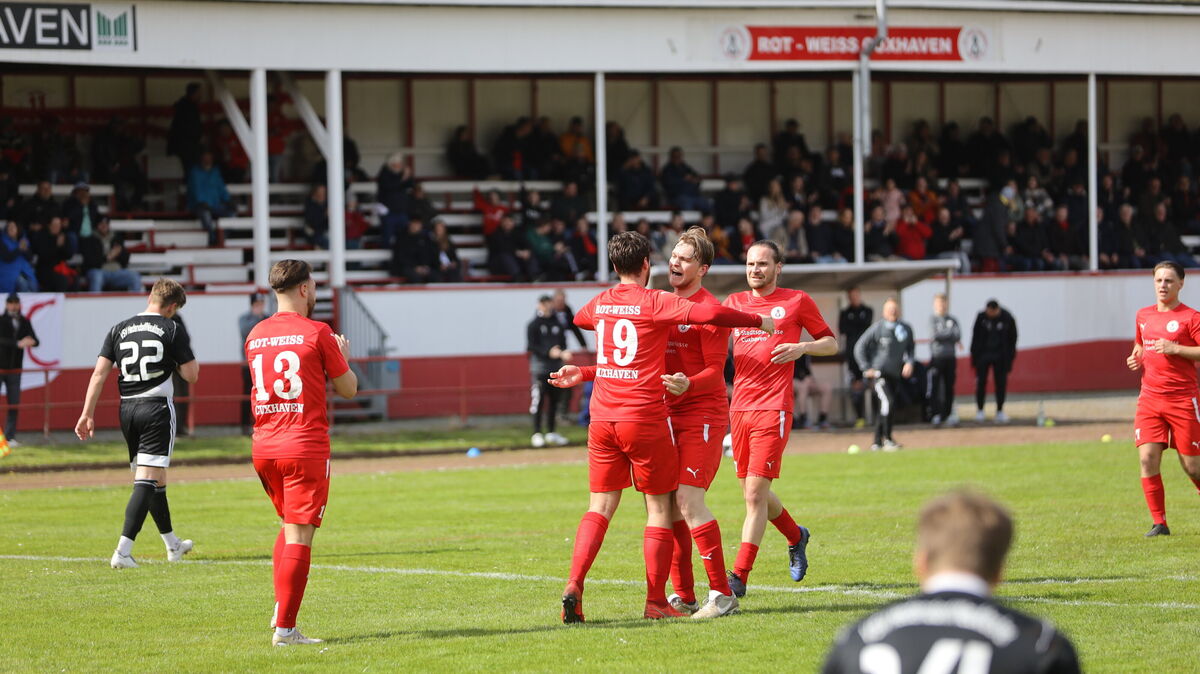 Können die Cuxhavener Spieler am Sonnabend auch in Stotel jubeln? Rot-Weiss braucht noch einen Sieg für den Bezirksligatitel und die damit verbundene sofortige Landesligarückkehr. Foto: Unruh