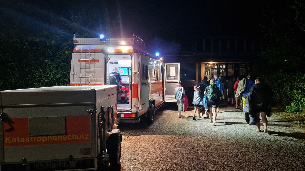 Rund 600 Kinder und Erwachsene wurden in der Nacht von Sonnabend auf Sonntag in die Sporthalle der BBS Cuxhaven gebracht. Foto: Larschow